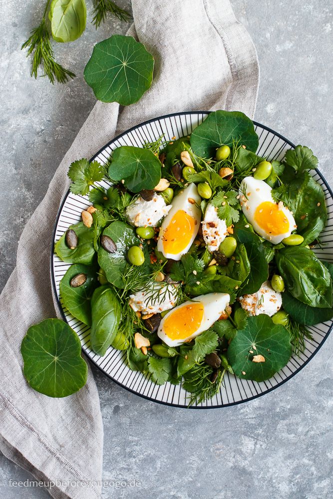 Rezeptbild: Kräutersalat mit Kapuzinerkresse, Edamame und Ricotta