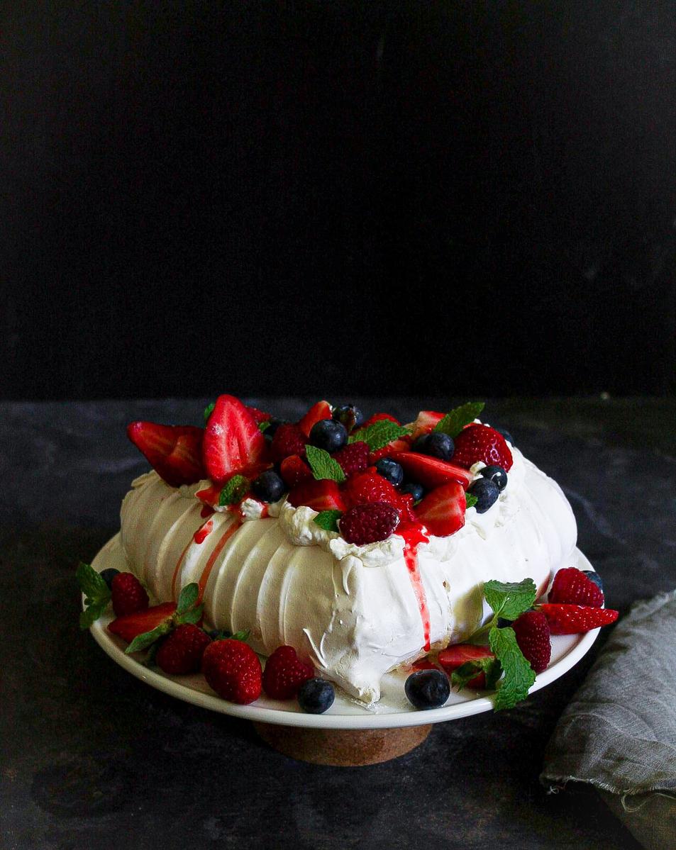 Rezeptbild: Pavlova Herz mit Beeren zum Muttertag