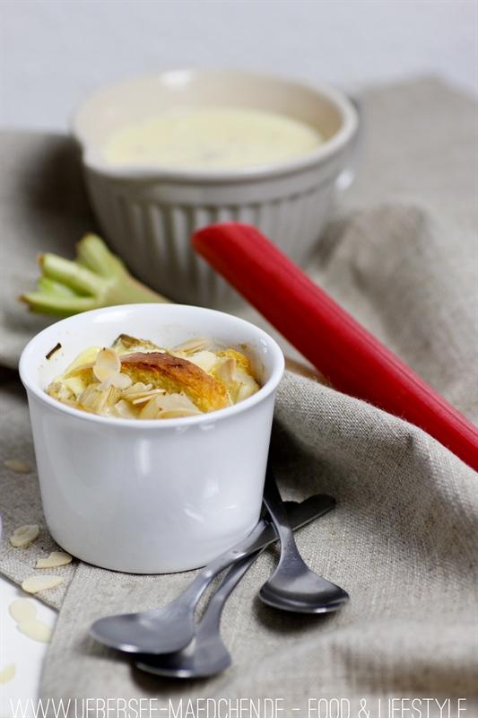 Rezeptbild: Rhabarber-Brioche-Auflauf mit selbstgemachter Vanillesauce