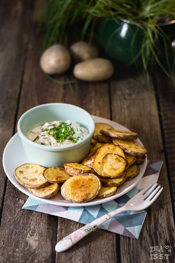 Rezeptbild: Knusprige Kartoffelscheiben mit Schnittlauch-Dip