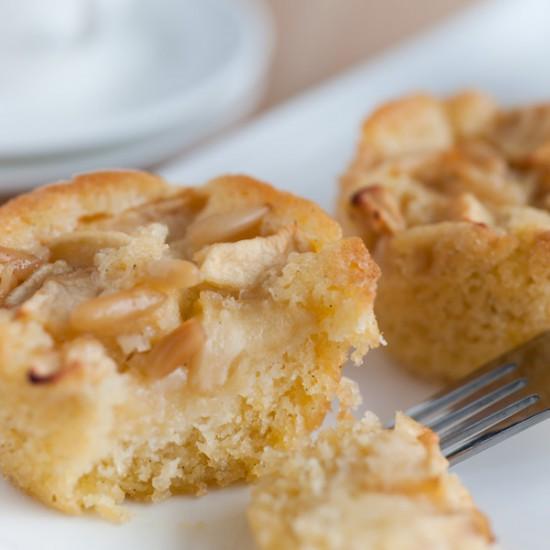 Rezeptbild: Apfeltörtchen mit Olivenöl und Pinienkernen
