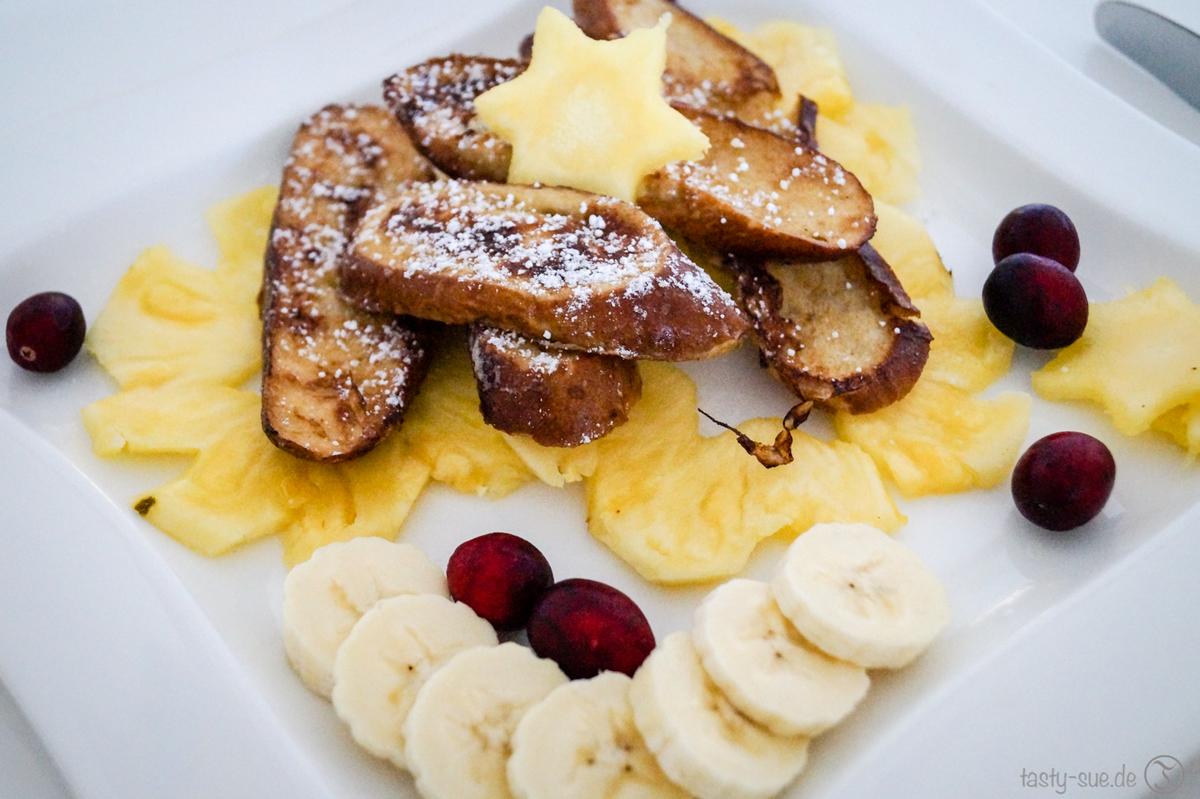 Rezeptbild: Brez’n French Toast auf Ananas-Carpaccio