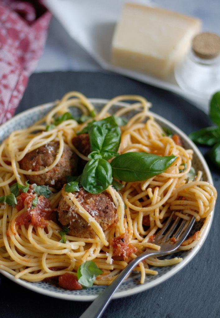 Rezeptbild: Hackbällchen in Tomatensoße mit Basilikum und Parmesan