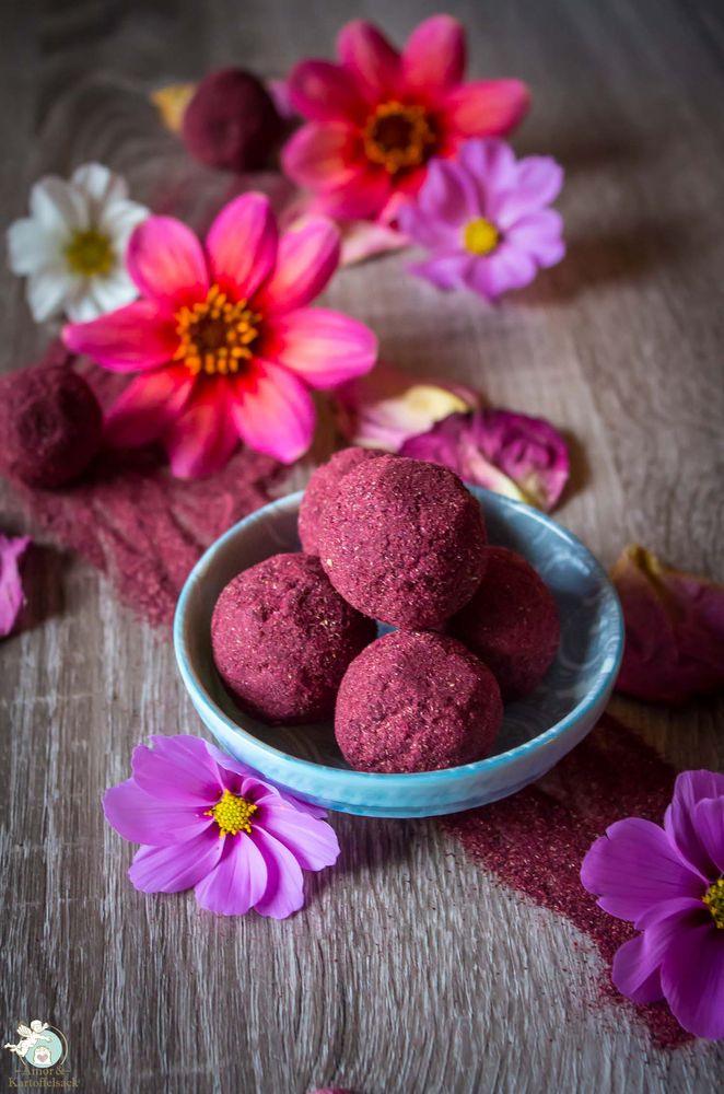 Rezeptbild: Energyballs mit Hibiskus und Co. 