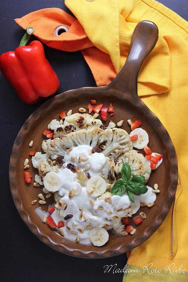 Rezeptbild: Gerösteter Blumenkohlsalat mit Banane, Limette und Pinienkerne