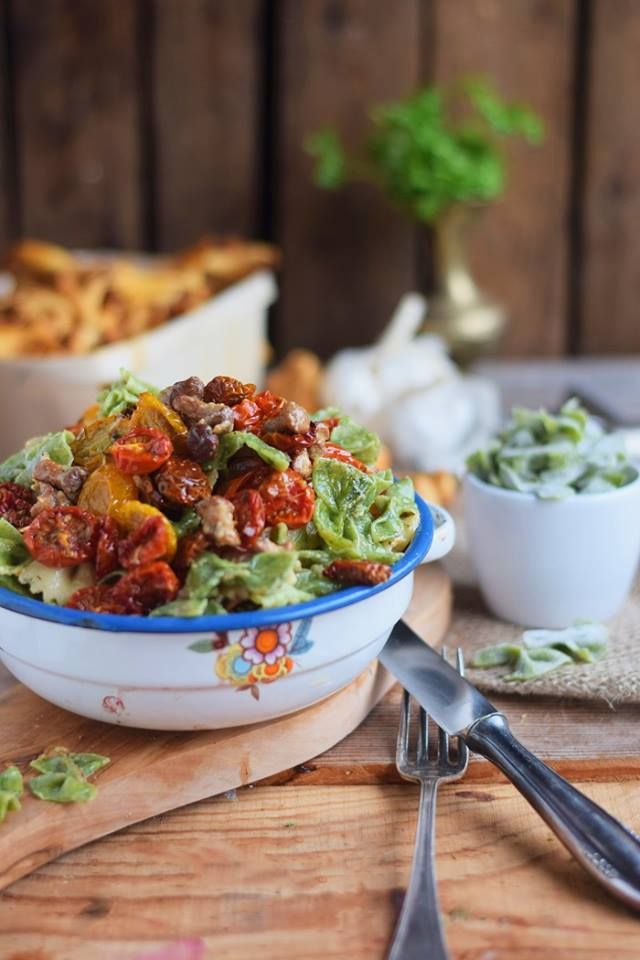 Rezeptbild: Basilikum Pasta mit Pfifferlingen und halb getrockneten Tomaten