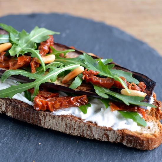 Rezeptbild: Bauernbrot mit Aubergine, Ricotta und Rucola