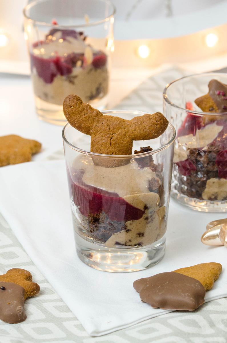 Rezeptbild: Brownie-Lebkuchen Dessert mit Zwetschkensauce