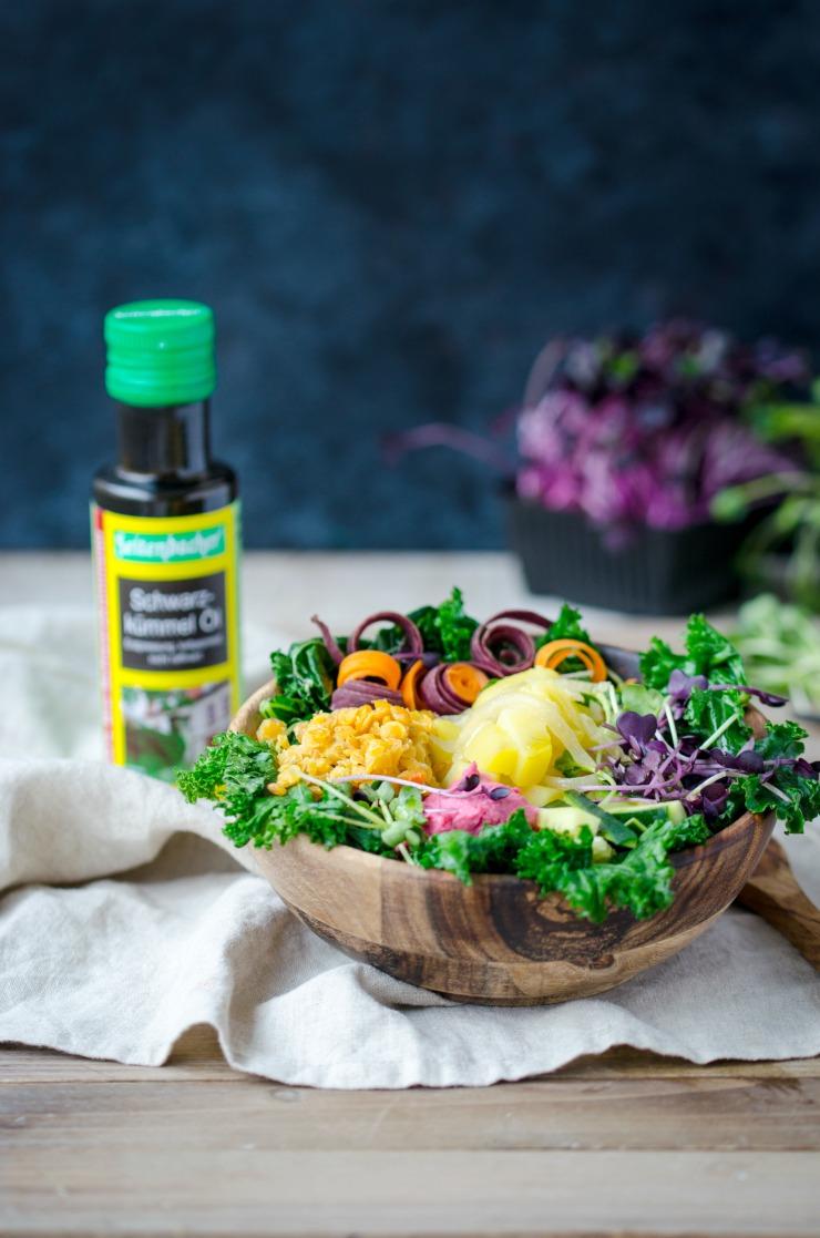 Rezeptbild: Vegane Winter Buddha Bowl mit Grünkohl und Roten Linsen