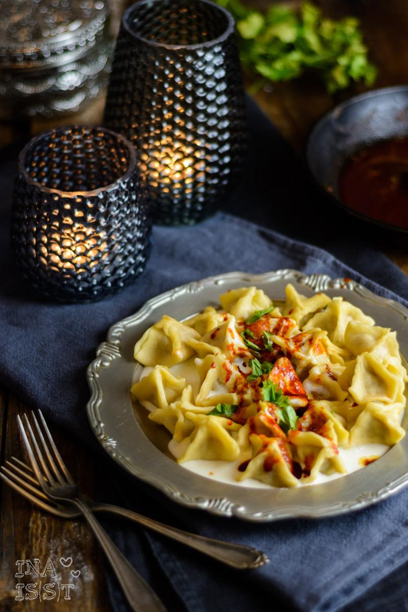 Rezeptbild: Manti - Türkische Teigtaschen mit Paprikabutter und Knoblauchjoghurt
