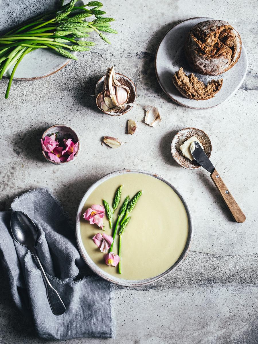 Rezeptbild: Spargelsuppe aus Schalen. Mit weißem Mandelmus und Miso