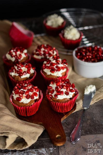 Rezeptbild: Würzige Schoko-Muffins mit Granatapfel-Topping