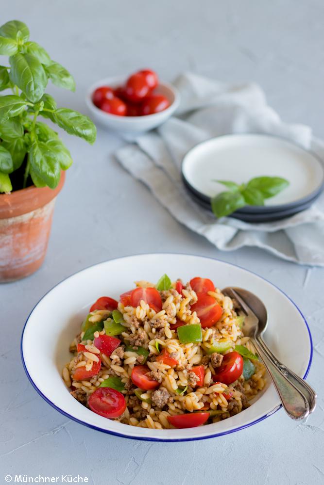 Rezeptbild: Bunter Nudelsalat mit Hackfleisch