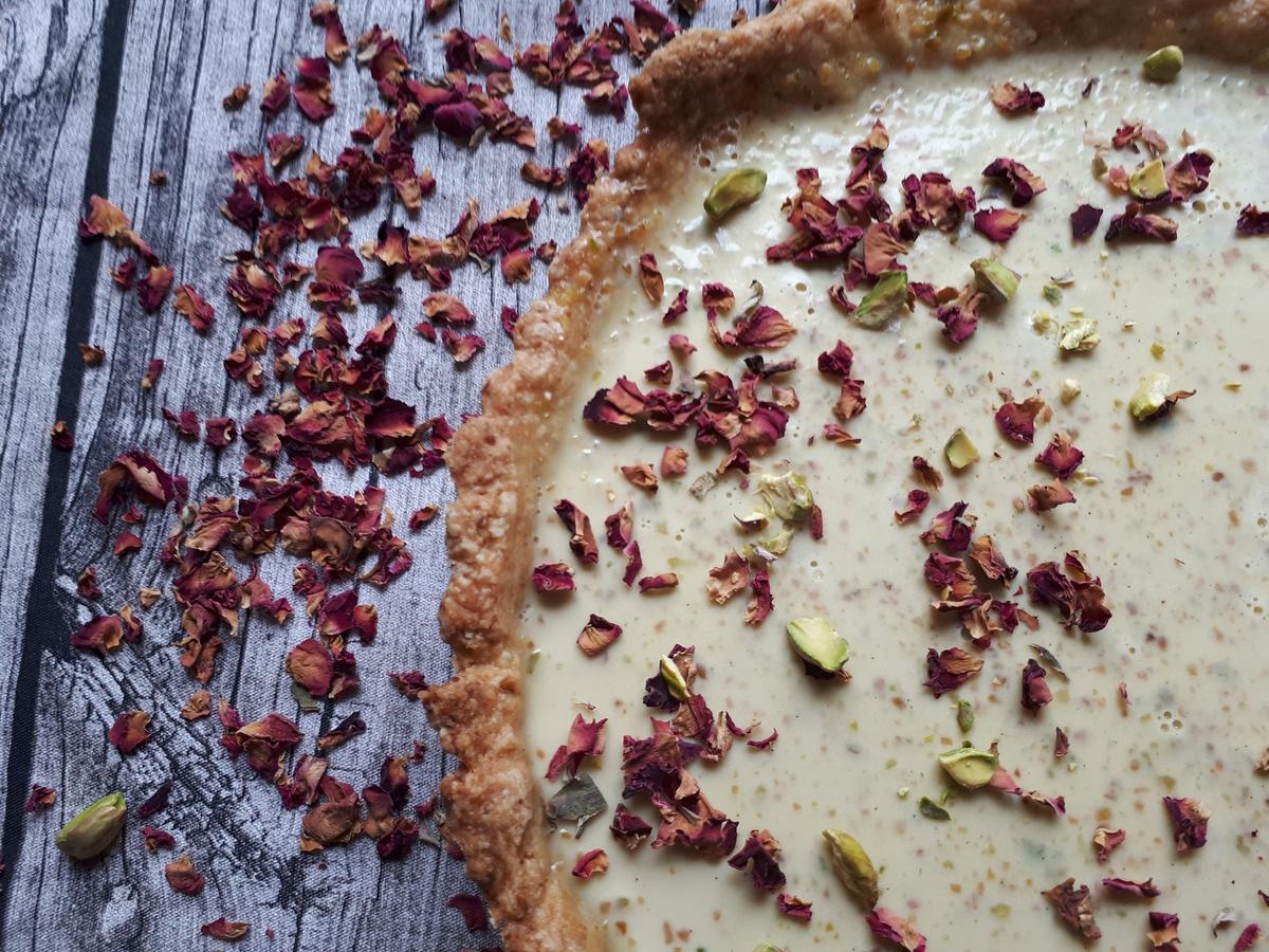 Rezeptbild: Panna Cotta Tarte mit Pistazien und Rosenwasser aus 1000 und einer Nacht