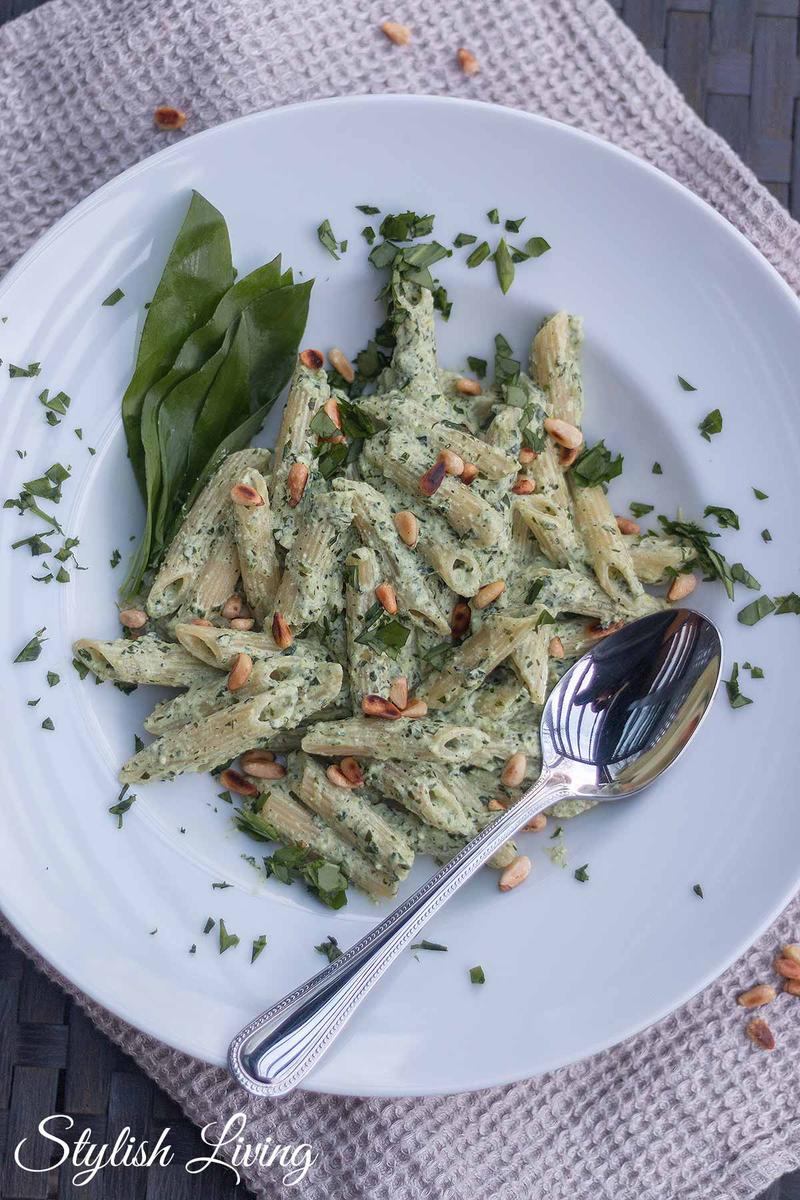 Rezeptbild: Bärlauchpasta mit Ziegenkäse, Ricotta und Pinienkernen