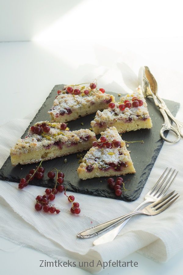 Rezeptbild: Johannisbeer-Mandelkuchen mit Mandel-Pistazien-Streuseln