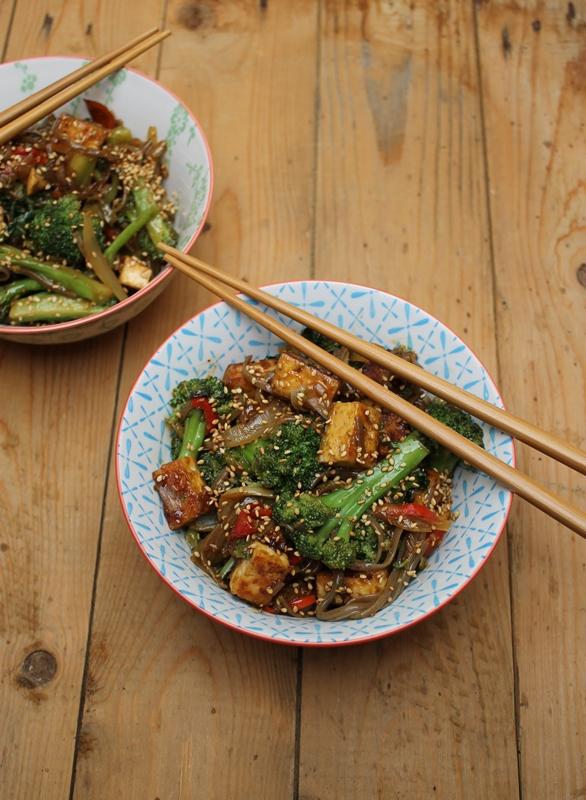 Rezeptbild: Tofu in Pfeffersauce mit Sobanudeln und Brokkoli