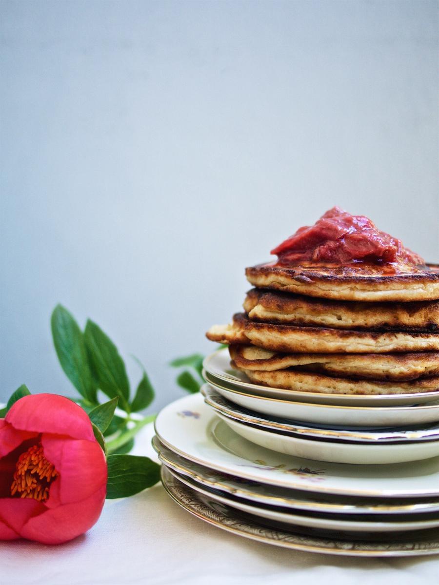 Rezeptbild: Buttermilch-Pancakes mit Rhabarber-Kompott