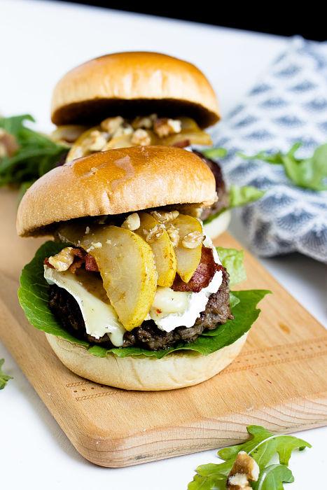 Rezeptbild: Herbstlicher Burger mit Brie, pochierten Birnen und Feigen Konfitüre