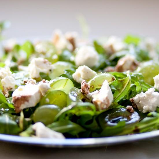 Rezeptbild: Rucola-Salat mit Trauben und Ziegenfrischkäse