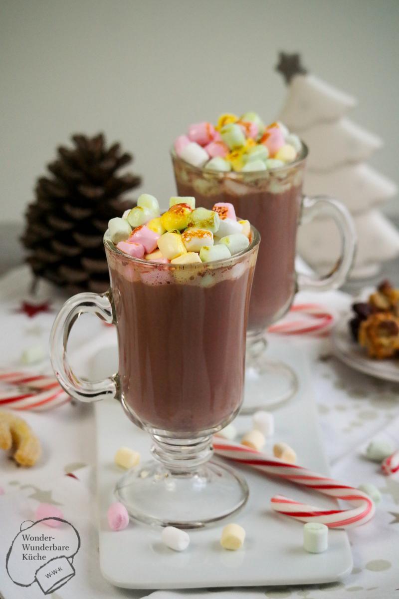 Rezeptbild: Heiße Amaretto-Schokolade mit flambierten Marshmallows