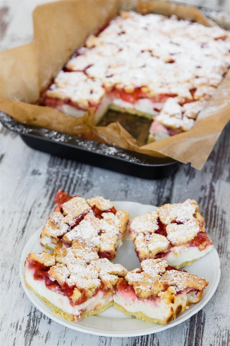 Rezeptbild: QUARKKUCHEN MIT ERDBEEREN UND STREUSEL