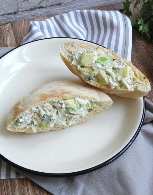 Rezeptbild: Pita mit leichtem Hühner-Avocado-Salat