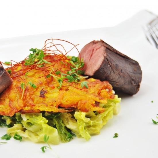 Rezeptbild: Hirschfilet an Ingwer-Rahm-Wirsing und Kürbis-Kartoffel-Rösti