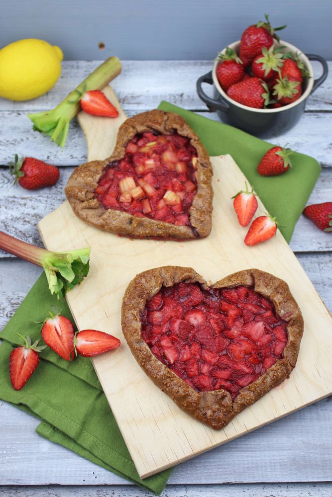 Rezeptbild: Schokoladen-Galette mit Erdbeeren und Rhabarber
