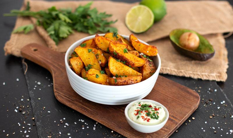 Rezeptbild: Leckere Kartoffel-Wedges mit Avocado-Quark