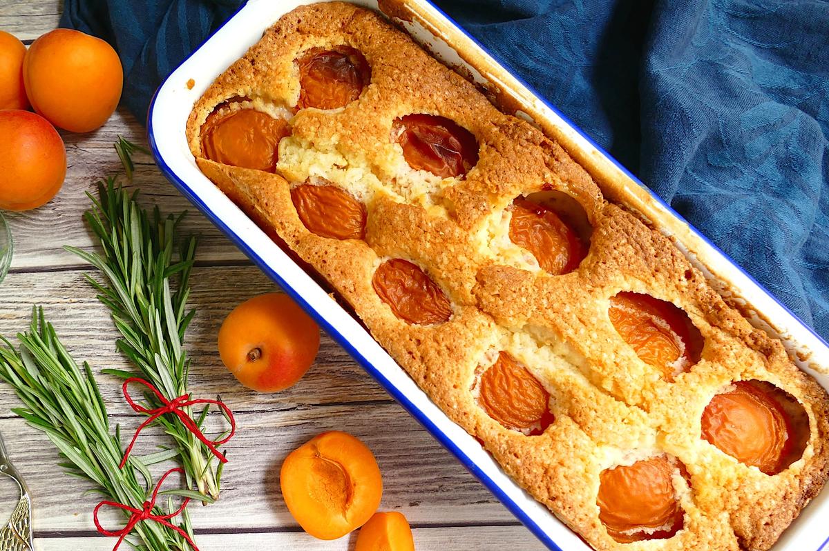 Rezeptbild: Aprikosenkuchen – Ein Sommerkuchen mit Rosmarin