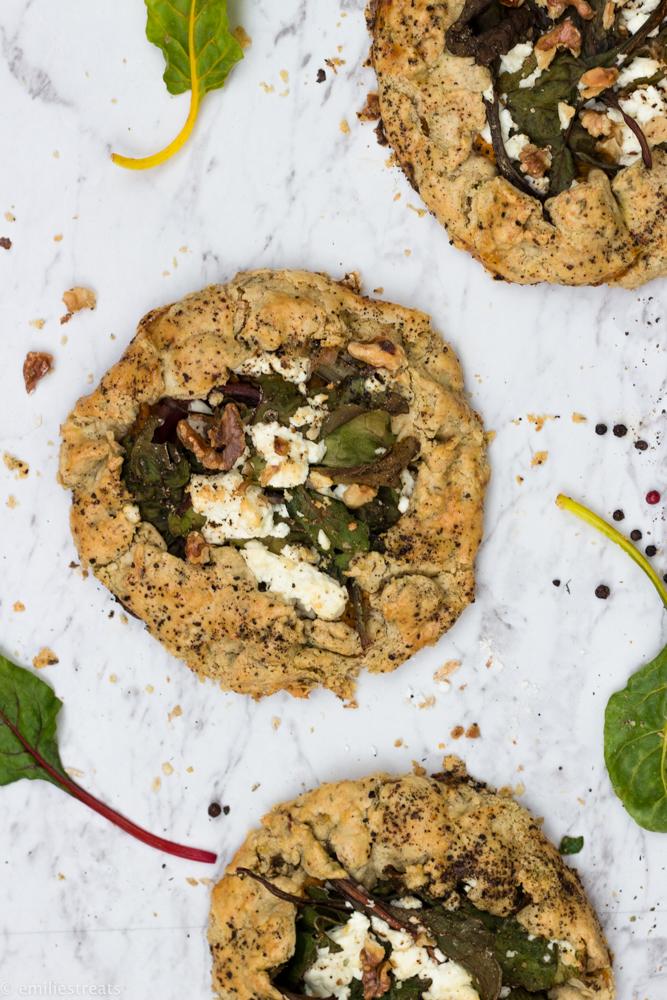 Rezeptbild: Süßkartoffel-Balsamico-Galette mit Mangold, Thymian und pfeffrigem Mürbeteig