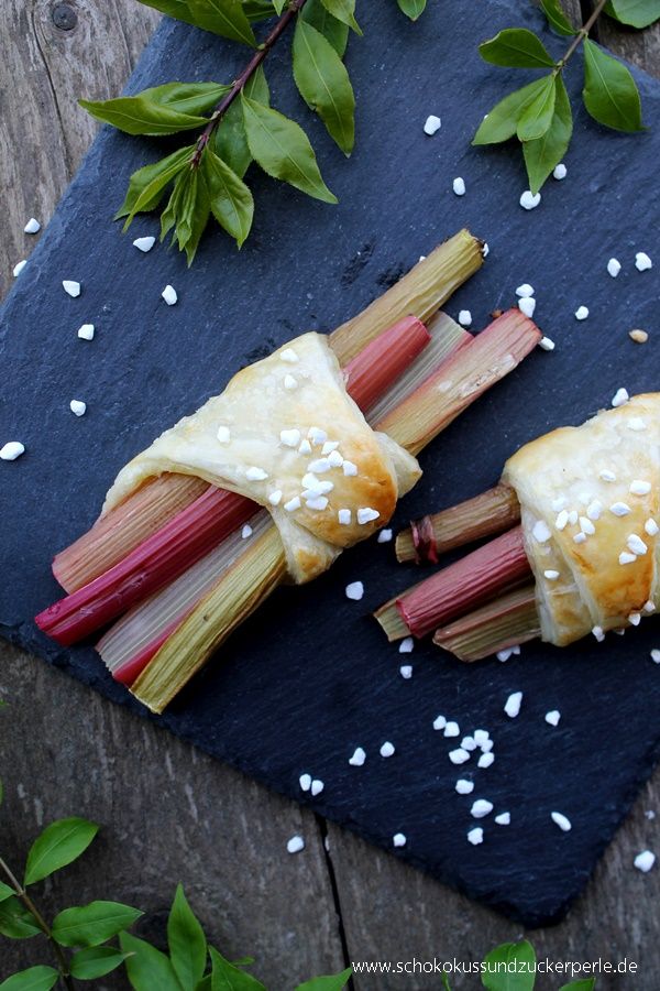 Rezeptbild: Rhabarber-Blätterteig-Päckchen mit Vanillesahne