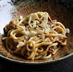 Rezeptbild: Udon Carbonara vegetarisch mit Scarmoza-Räucherkäse