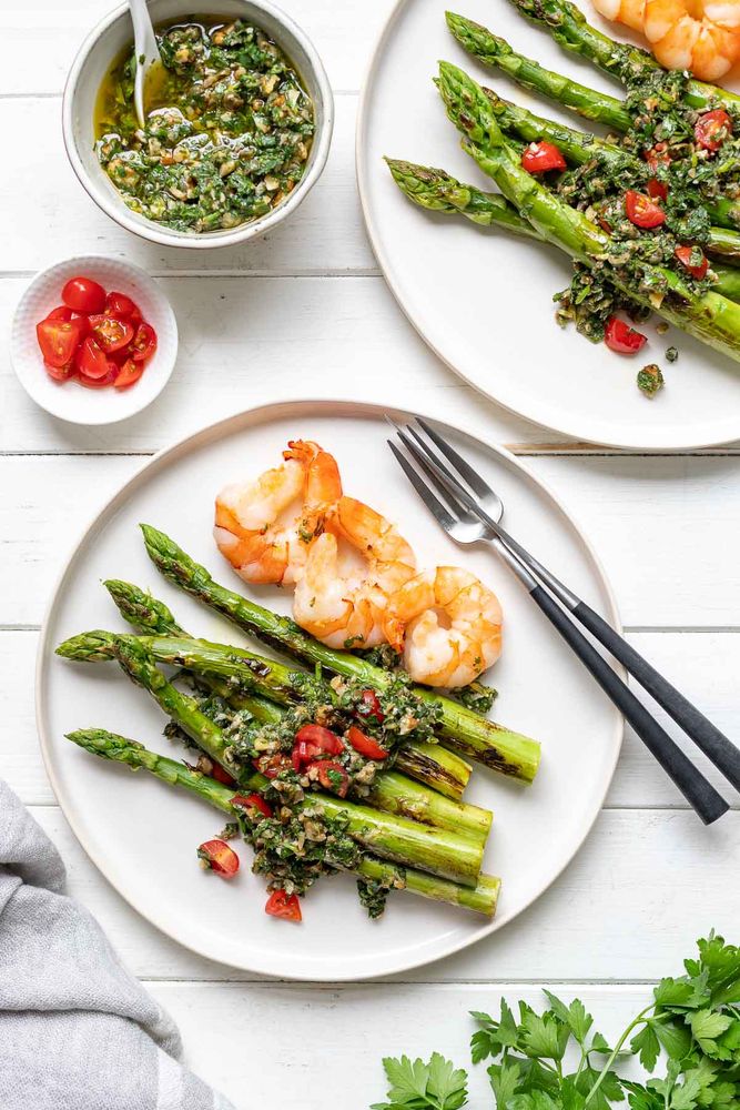 Rezeptbild: Gegrillter Spargel mit italienischer Salsa Verde & Riesengarnelen