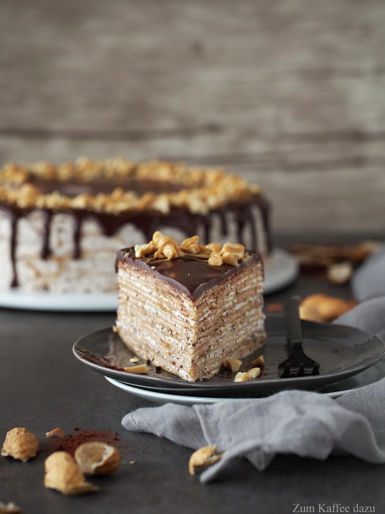 Rezeptbild: Crêpe-Torte mit Zartbitterschokolade und Erdnüssen