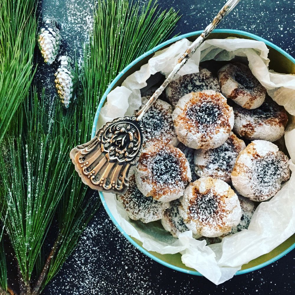 Rezeptbild: Amarettini mit schwarzer Johannisbeermarmelade