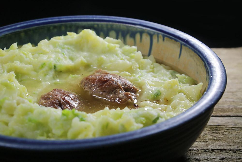 Rezeptbild: Confierte Wildschweinbacken mit Wirsing-Katoffelstampf