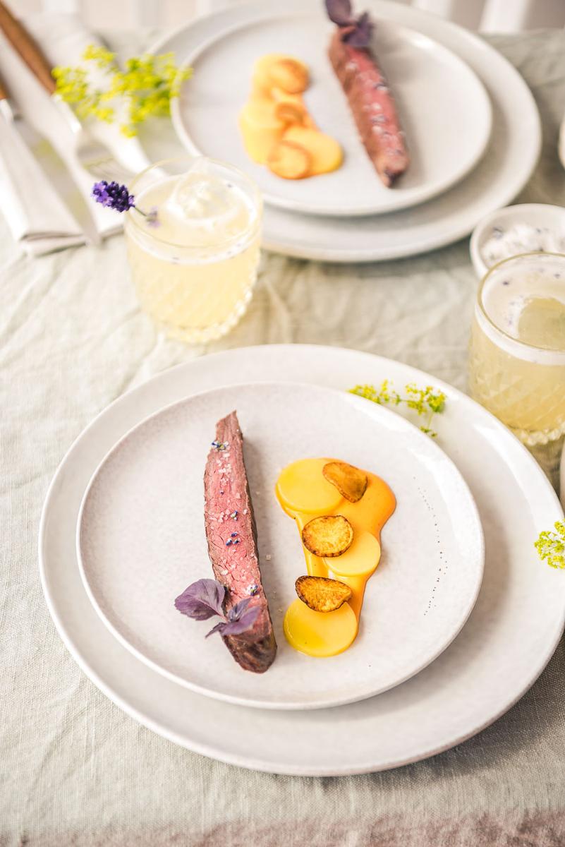 Rezeptbild: Flank Steak mit zweierlei Kartoffeln, Rouille und einem Lavendelsalz