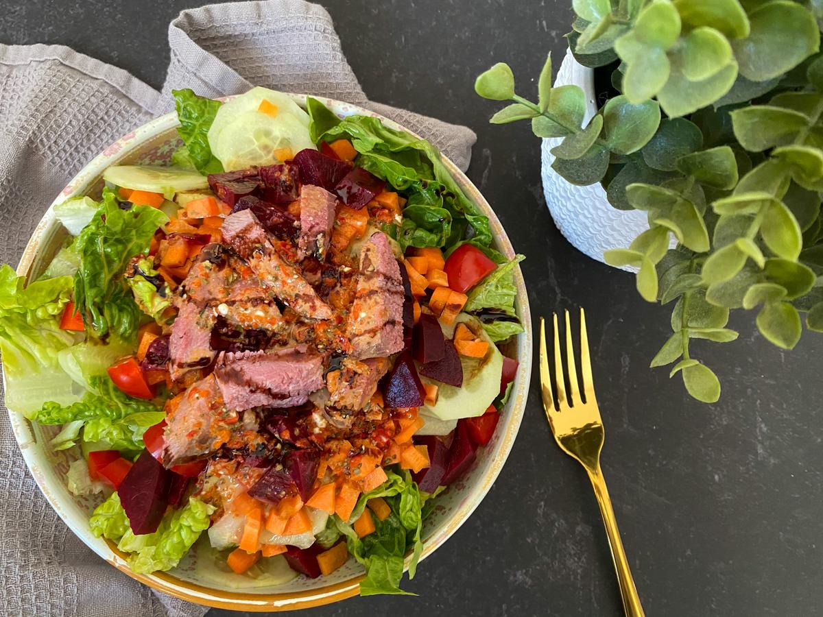 Rezeptbild: Bunter Salat mit Lammfiletstreifen