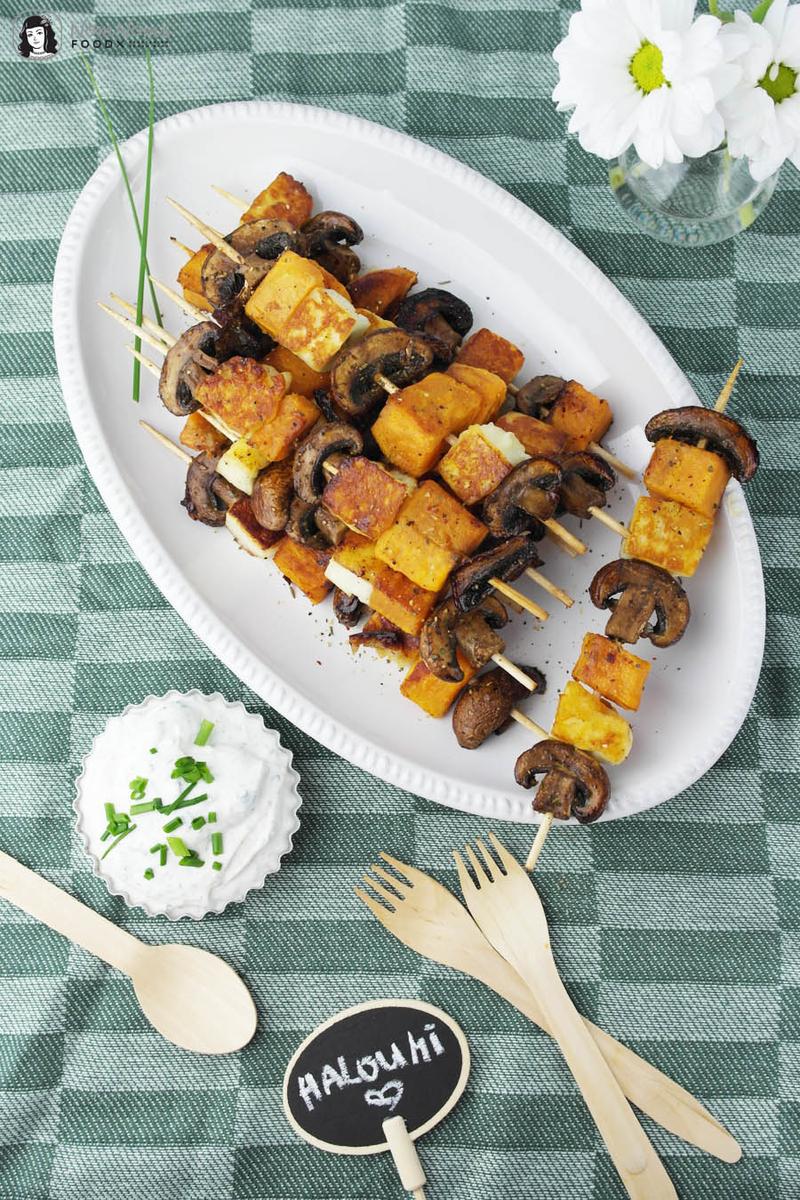 Rezeptbild: Halloumi-Süßkartoffel-Champignon-Spieße mit würzigem Kräuterquark