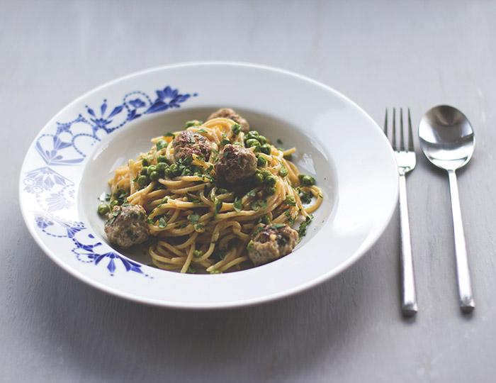 Rezeptbild: Spaghetti mit Fleischbällchen und Erbsen