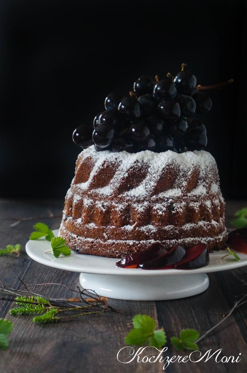 Rezeptbild: Schokoladen Rotwein Gugelhupf mit Sirup-Trauben