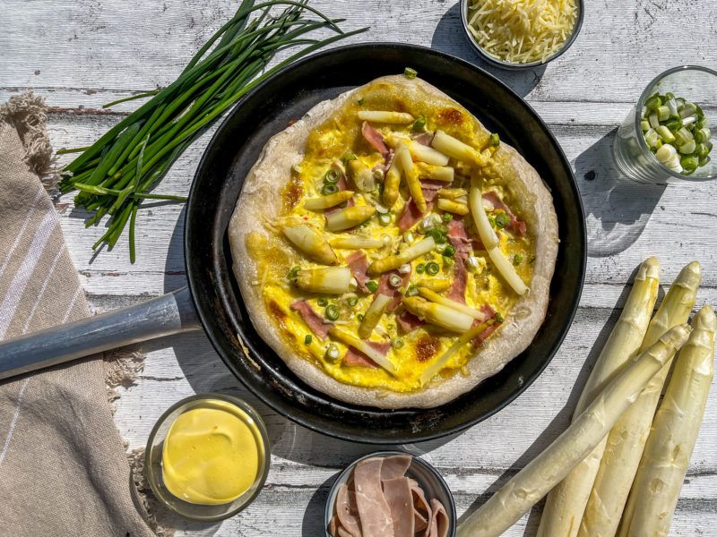 Rezeptbild: Spargelpizza mit Sauce Hollandaise