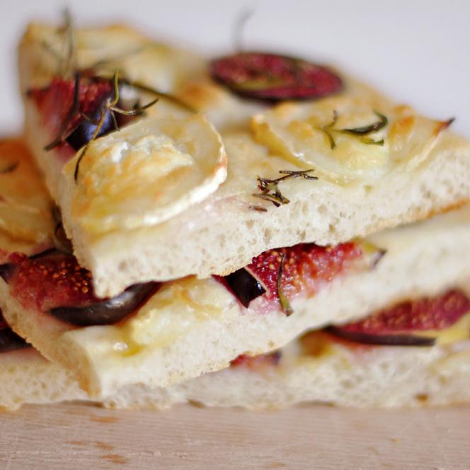 Rezeptbild: Focaccia mit Ziegenkäse, Feigen und Rosmarin