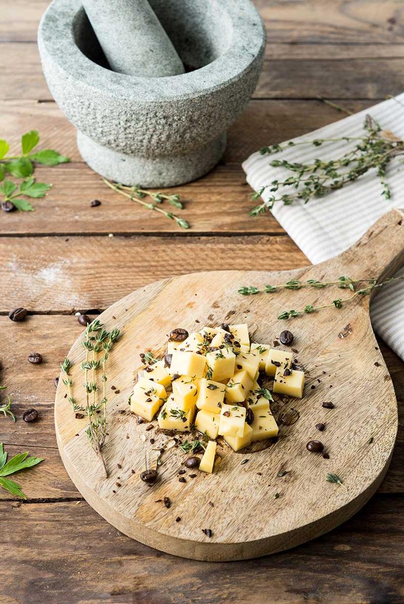 Rezeptbild: Käse Snack mit Honig und Kaffee
