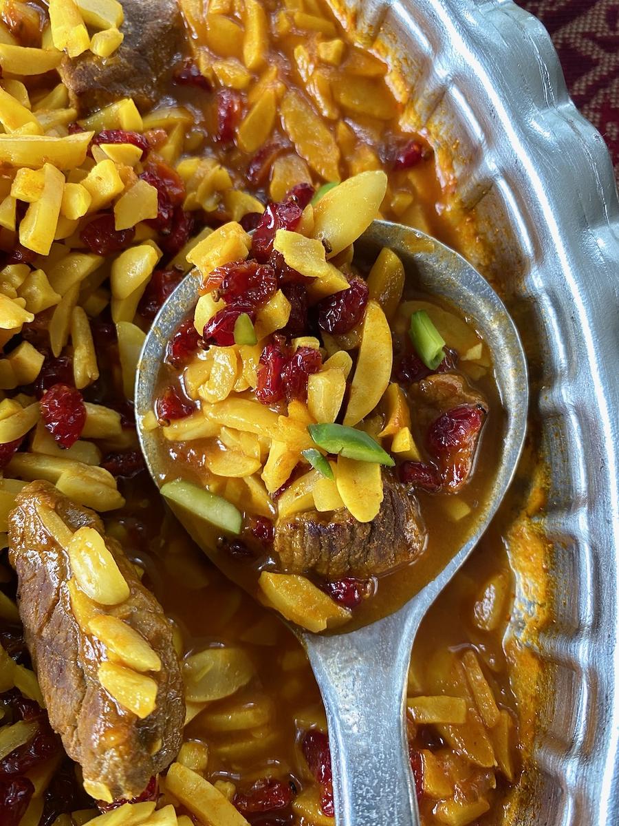 Rezeptbild: Khoresht-e Khalal-e Badoom – Rindfleisch-Ragout mit Safran und Mandeln خورشت خلال بادام