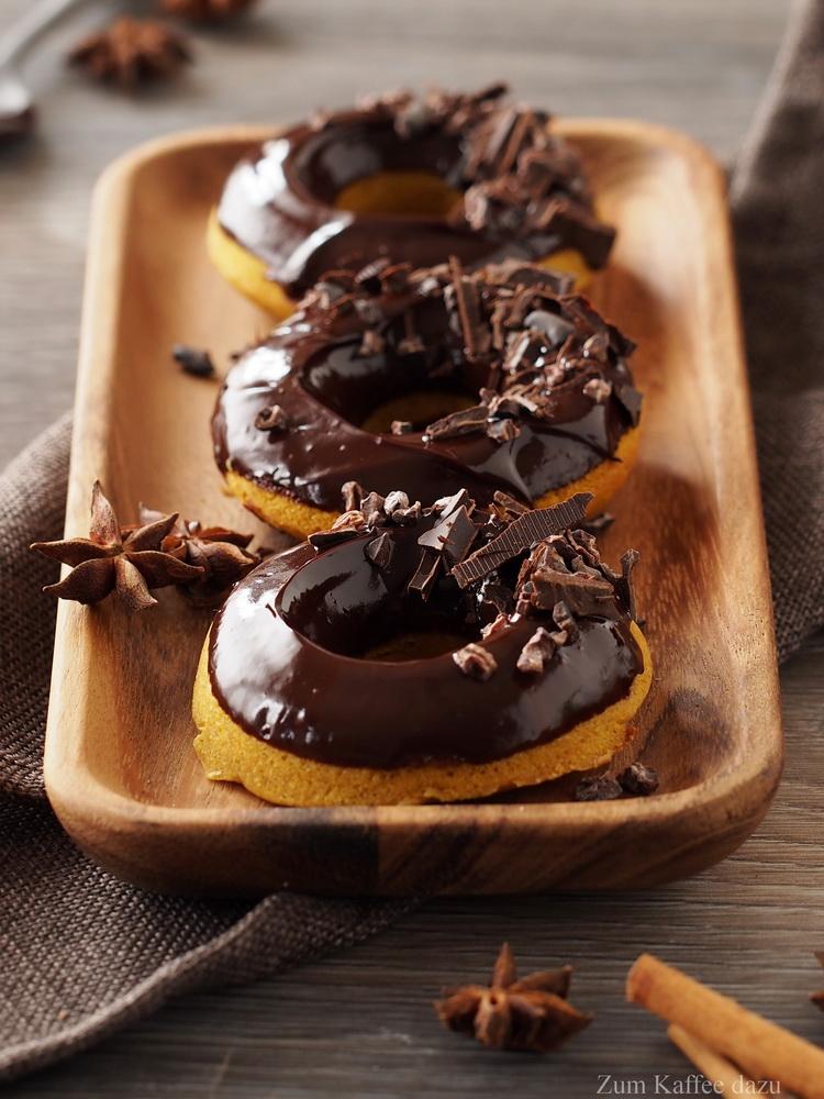 Rezeptbild: Chai-Donuts mit Kürbis und dunkler Schokolade