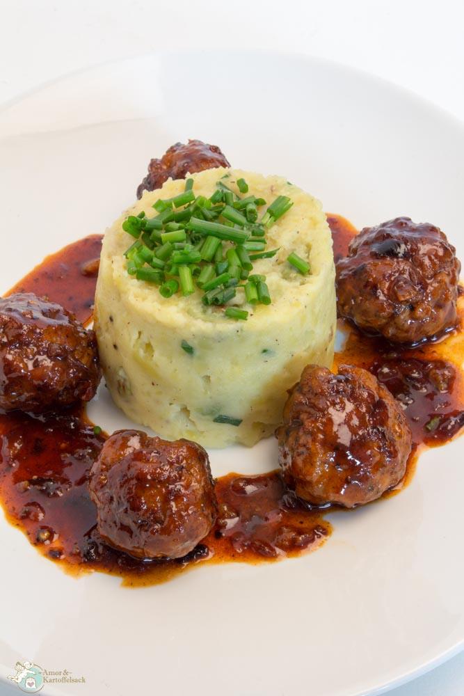 Rezeptbild: geräuchterte Whisky-Bratwurstknödel mit Frühlingspüree