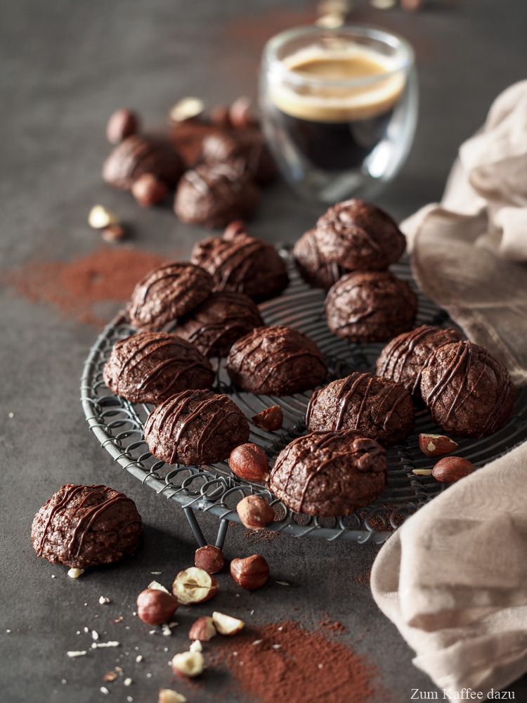 Rezeptbild: Weiche Haselnuss-Amaretti mit Schokolade